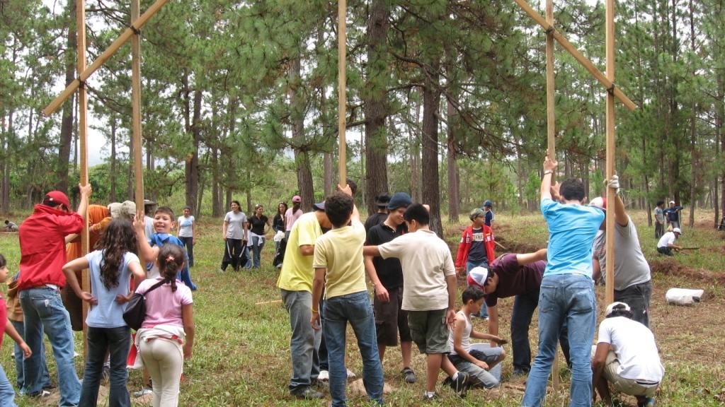 Construyendo la entrada del Campamento